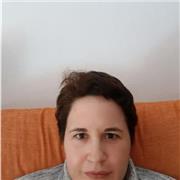 La profesora de química y matemáticas está disponible para dar clases cuando lo necesite